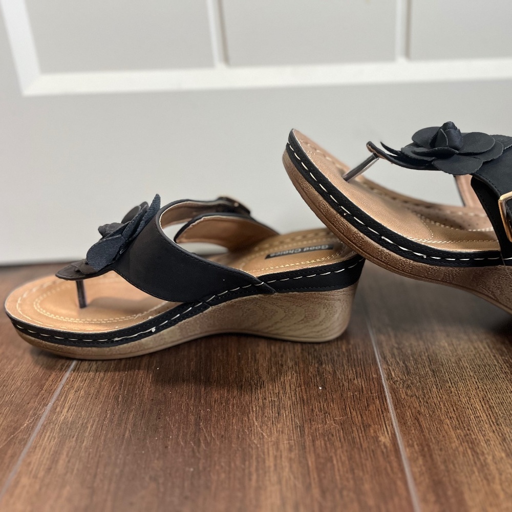 NWT size 7 sandals